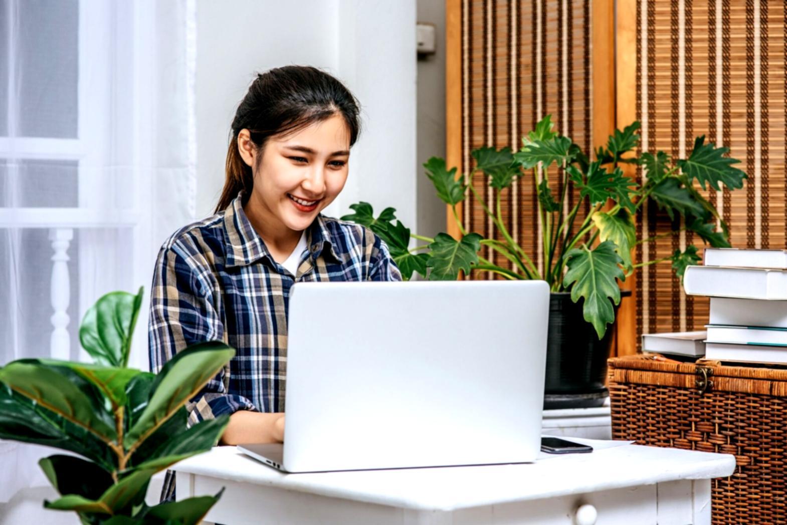 Estudiante aprendiendo sobre seguridad bancaria digital en pantalla moderna